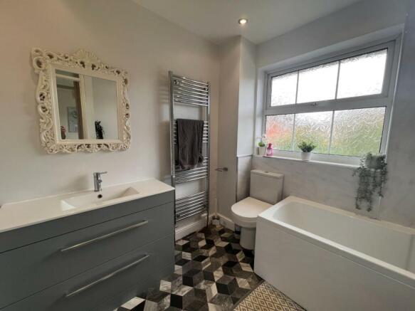 Shelley bathroom.jpg
