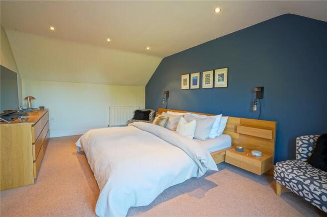 5 bed Detached for sale Image 9