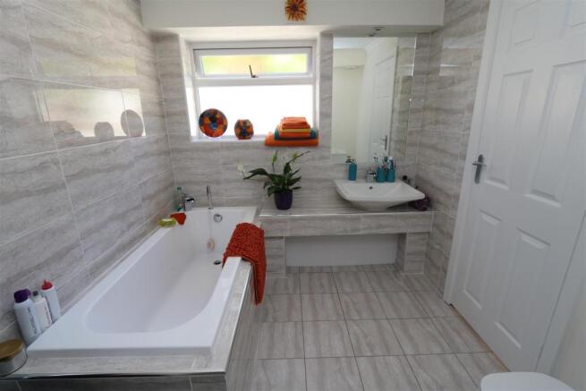 FAMILY BATHROOM (JAC