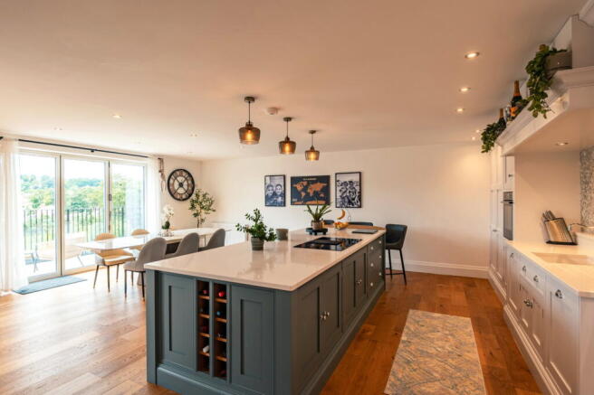 5 bed Detached for sale Image 8