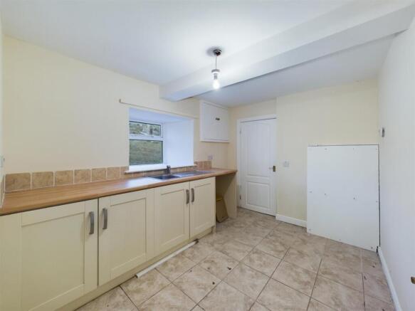 3 bed Semi-Detached to rent Image 6
