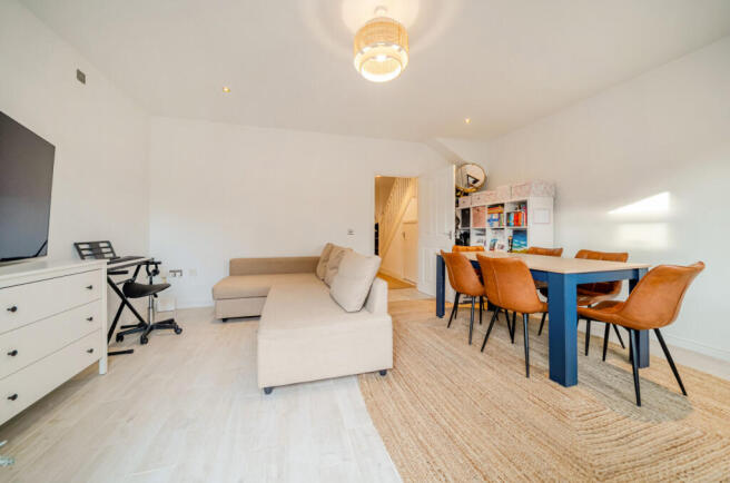 1386349-10-694282...