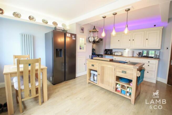 KITCHEN/BREAKFAST ROOM