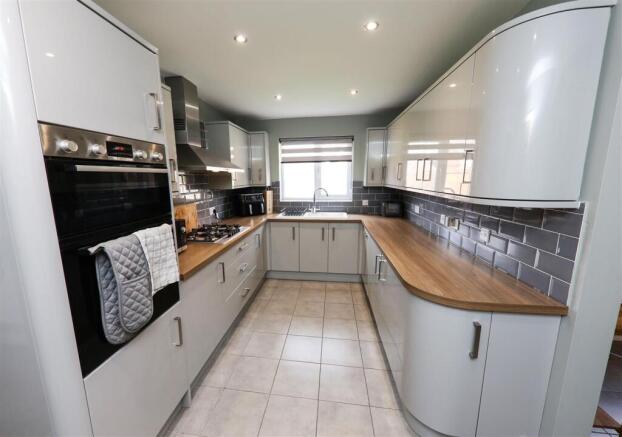 MODERN FITTED KITCHEN