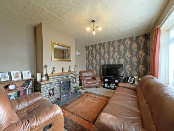Hill Top Cres 41 Lounge Front...jpg