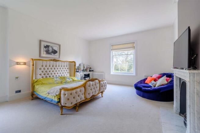 Main Bedroom Suite With En Suite Bathroom