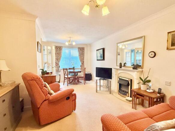 LOUNGE/DINING ROOM