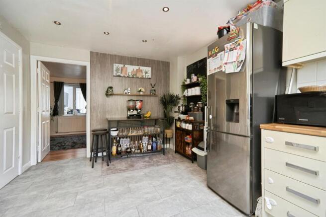 3 bed Semi-Detached for sale Image 7