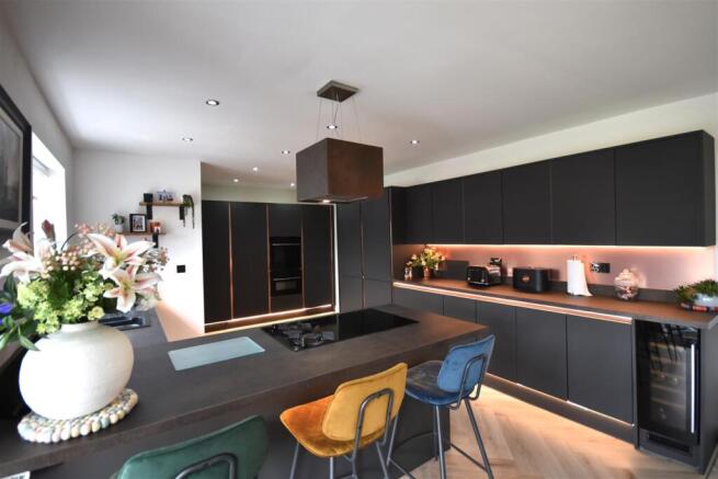 5 bed Detached for sale Image 10