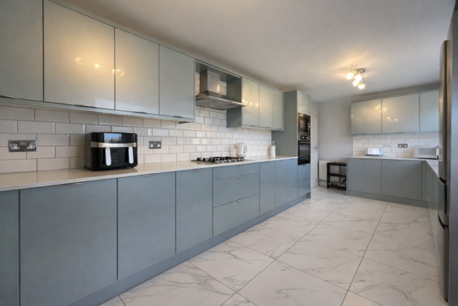 6 bed Detached for sale Image 7