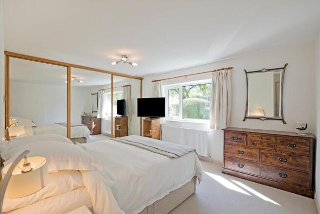 5 bed Detached for sale Image 5