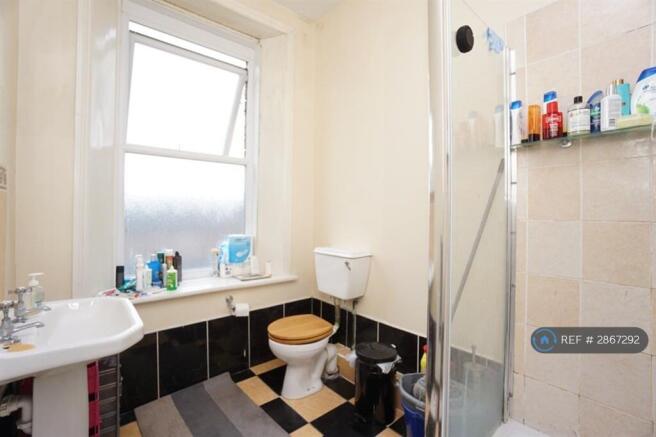 3 bed Flat to rent Image 6