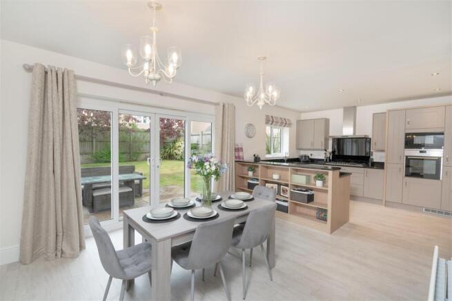 4 bed Detached for sale Image 6