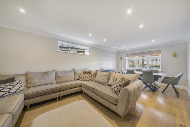  Presented by Clinton at EweMove Bexleyheath and D