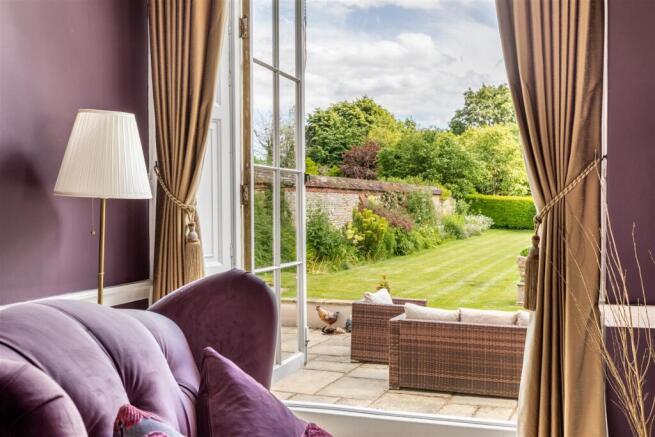 8604883-interior40.jpg