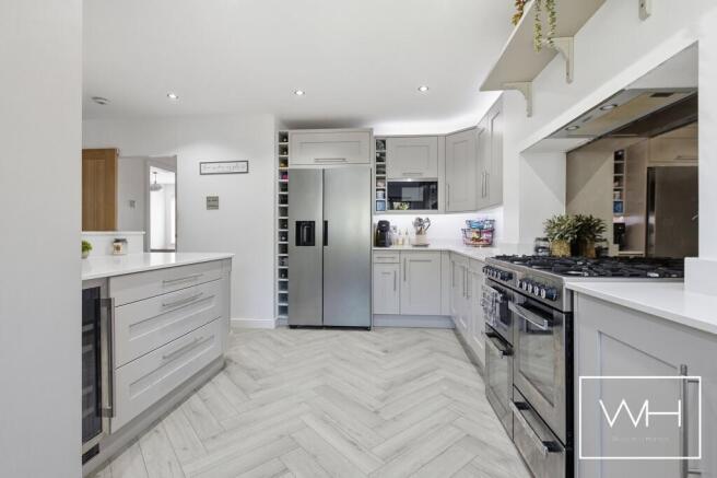 5 bed Detached for sale Image 8