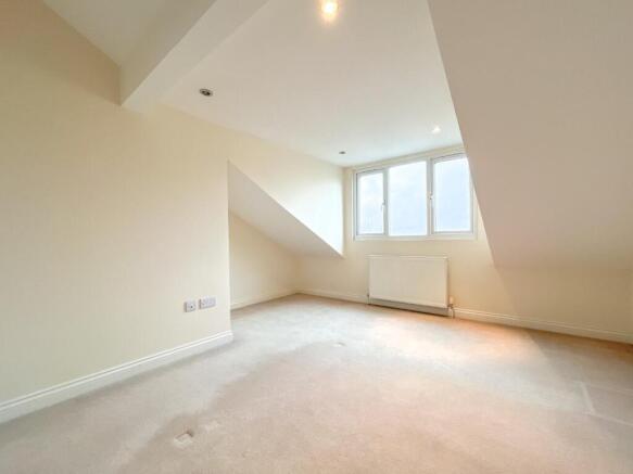4 bed House to rent Image 10