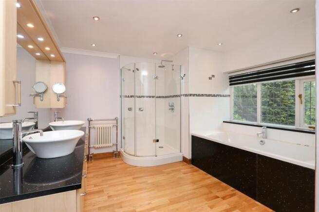 Master ensuite.jpg