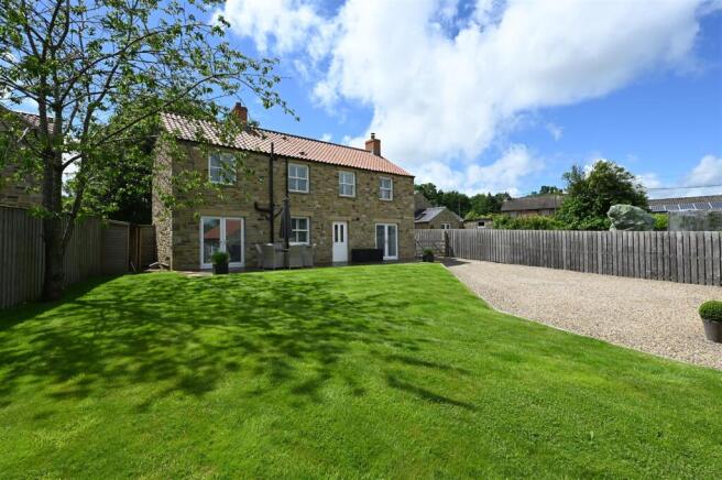4 bed Detached for sale Image 9