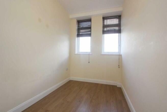 3 bed Flat to rent Image 5