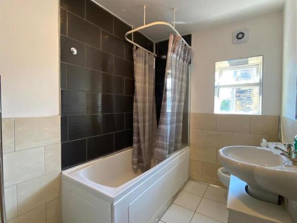 4 bed Terraced to rent Image 8