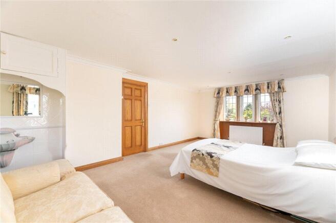 5 bed Detached for sale Image 7
