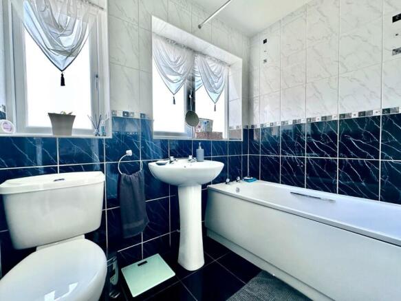 FAMILY BATHROOM