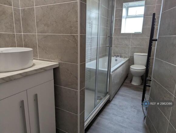 2 bed Terraced to rent Image 6