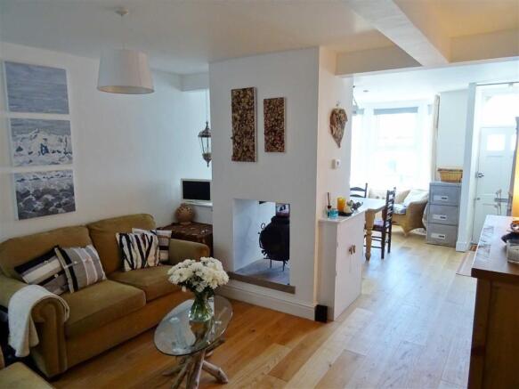LIVING/DINING AREA: