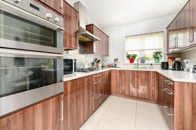 Lucinda Walk, Bagshot, Surrey, GU19 photo 3