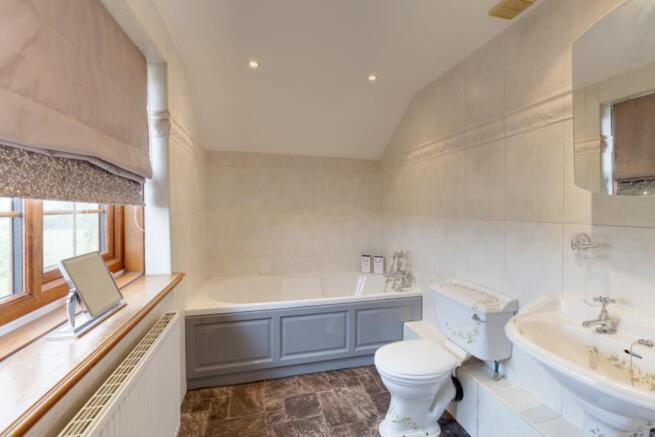Master En-Suite Bathroom