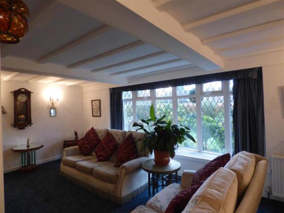 LOUNGE  28 POPLAR.JPG