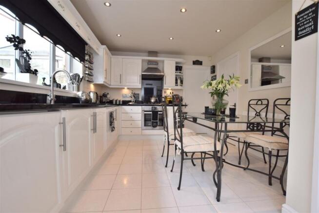 Beautifully Appointed Dining Kitchen