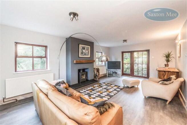 WELL PROPORTIONED LOUNGE