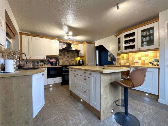 Well-Appointed Dining Kitchen 880