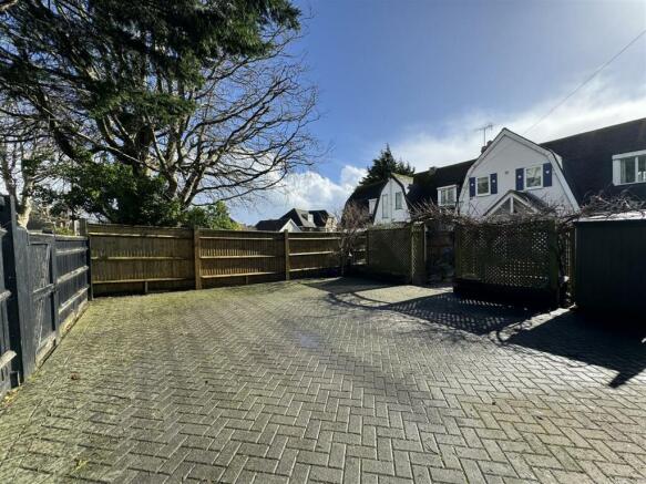 DRIVEWAY & PARKING