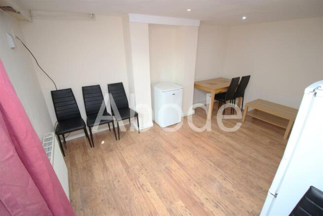 6 bed House to rent Image 9