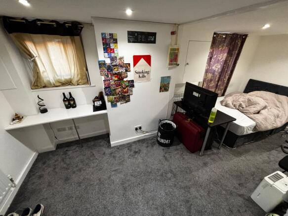 Bright, tidy bedroom with new-looking carpet, b...