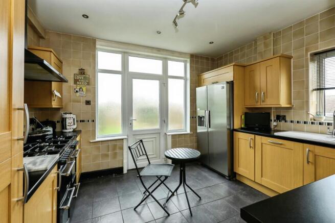 4 bed Semi-Detached for sale Image 5