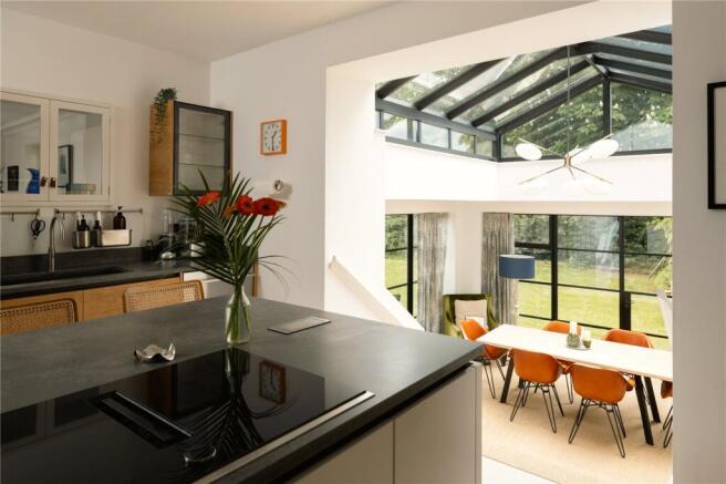 5 bed Link Detached House for sale Image 7