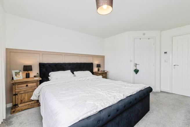 4 bed Detached for sale Image 11