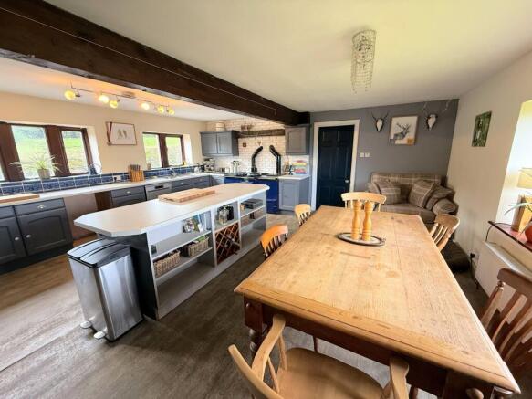 4 bed Semi-Detached to rent Image 8