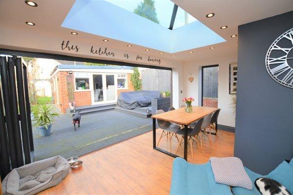 open plan dining/kitchen