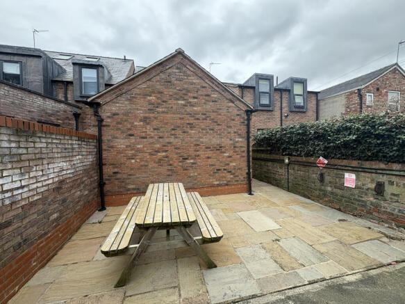 1 bed Terraced to rent Image 5