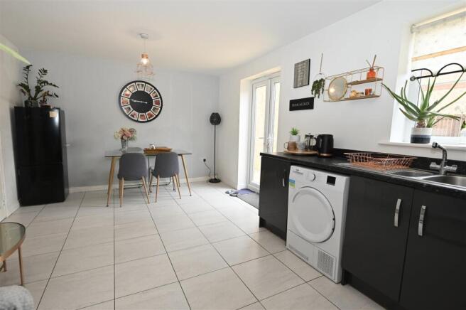 4 bed Detached for sale Image 5