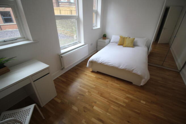 3 bed Flat to rent Image 5