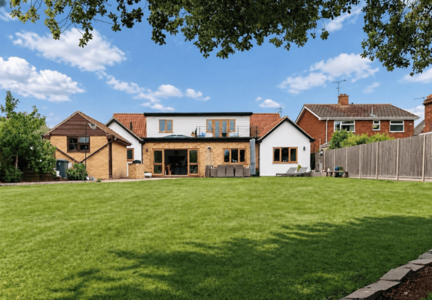 6 Bedroom Detached Chalet for sale - Cordys Lane,