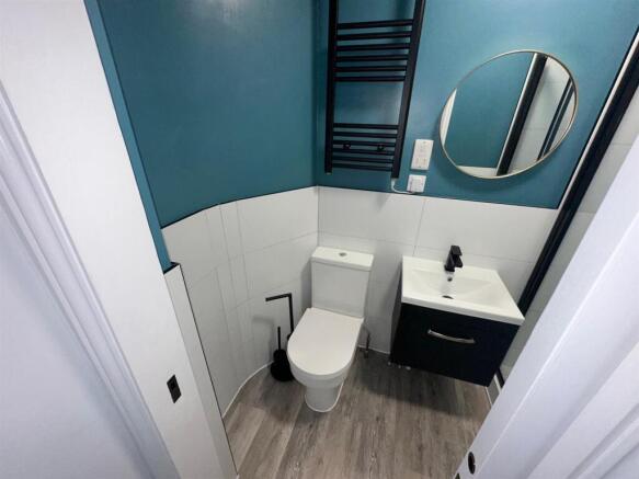 Room 1 En-suite.jpg