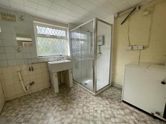 SHOWER ROOM :