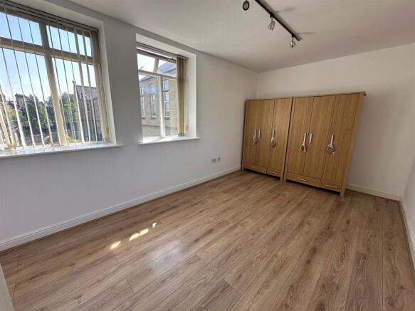 2 bed Apartment to rent Image 11